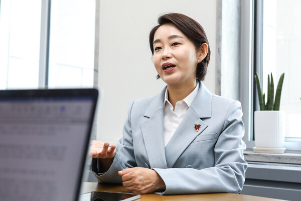 김재연 진보당 대선 후보가 지난달 30일 오후 국회 본관 내 진보당 사무실에서 여성신문과 인터뷰를 하고 있다. ⓒ손상민 사진기자