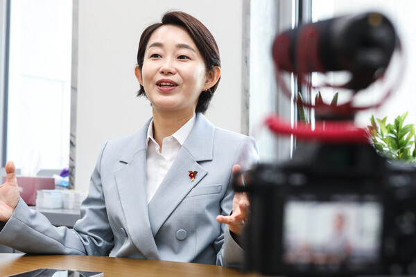 김재연 진보당 대선 후보가 지난달 30일 오후 국회 본관 내 진보당 사무실에서 여성신문과 인터뷰를 하고 있다.  ⓒ손상민 사진기자