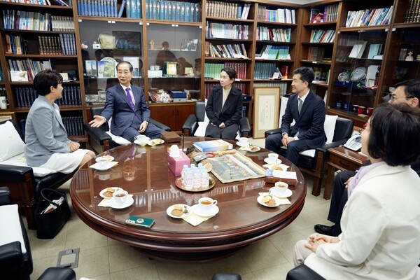 무소속 한덕수 예비후보가 4일 서울 종로구 종교교회를 찾아 예배를 드린 뒤 전창희 담임목사 등 교회 관계자들과 대화하고 있다. ⓒ한덕수 캠프