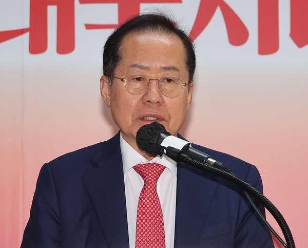 국민의힘 대선 후보 2차 경선에서 탈락한 홍준표가 지난달 29일 서울 여의도 대하빌딩 선거 캠프 사무실에서 정계 은퇴 의사를 밝히고 있다. ⓒ연합뉴스