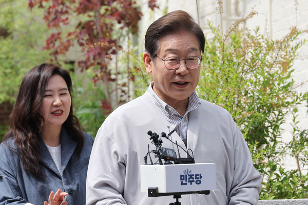 더불어민주당 이재명 대선 후보가 '골목골목 경청투어:국토종주편'에 나선 7일 전북 전주시 완산구의 한 카페에서 'K-콘텐츠' 산업 진흥 간담회를 마친 뒤 고법의 '파기환송심 연기' 관련 입장을 밝히고 있다. ⓒ연합뉴스