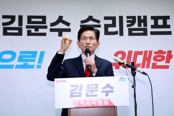 국민의힘 김문수 대선 후보가 8일 서울 여의도 대하빌딩에 마련한 선거 캠프 사무실에서 긴급 기자회견을 열고 후보 단일화에 관한 입장을 밝히고 있다.  ⓒ연합뉴스