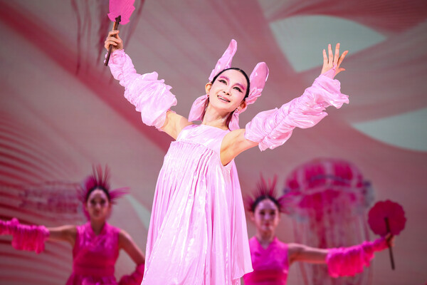 8일 오후 서울 중구 국립정동극장에서 열린 개관 30주년 기념 전통연희극 '단심'(單沈) 프레스콜에서 정식 무용수로 데뷔한 배우 채시라가 주요 장면을 시연하고 있다. ⓒ손상민 사진기자