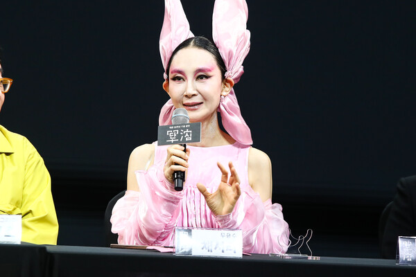 8일 오후 서울 중구 국립정동극장에서 열린 개관 30주년 기념 전통연희극 ‘단심’(單沈) 프레스콜에서 정식 무용수로 데뷔한 배우 채시라가 주요 장면을 시연하고 있다. ⓒ손상민 사진기자