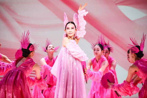 8일 오후 서울 중구 국립정동극장에서 열린 개관 30주년 기념 전통연희극 ‘단심’(單沈) 프레스콜에서 정식 무용수로 데뷔한 배우 채시라가 주요 장면을 시연하고 있다. ⓒ손상민 사진기자