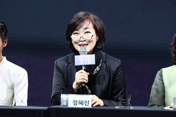8일 오후 서울 중구 국립정동극장에서 열린 개관 30주년 기념 전통연희극 ‘단심’(單沈) 프레스콜에서 발언 중인 정혜진 안무가. ⓒ손상민 사진기자