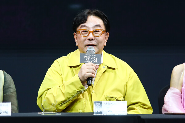 8일 오후 서울 중구 국립정동극장에서 열린 개관 30주년 기념 전통연희극 ‘단심’(單沈) 프레스콜에서 발언 중인 정구호 연출. ⓒ손상민 사진기자