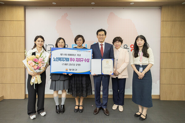 8일 ‘서울시 노인복지기여 우수 자치구’ 표창 수상 후 기념촬영 중인 이기재 구청장. ⓒ양천구
