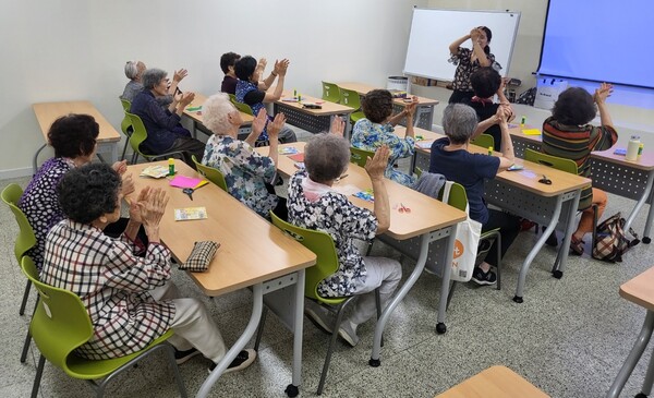 성인 문해교육에 참석하신 어르신들. ⓒ용산구