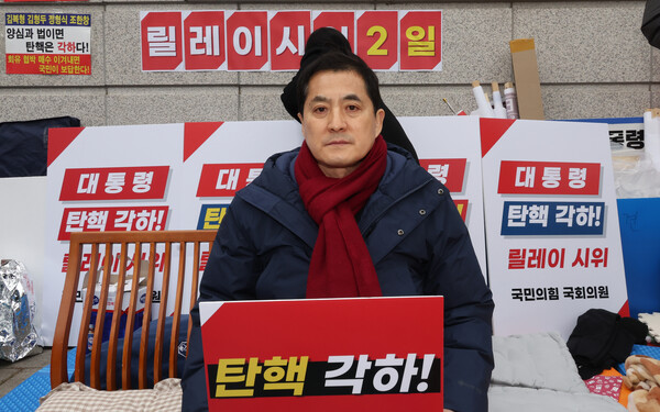 윤석열 대통령 탄핵 심판 각하를 촉구하기 위해 지난 3월 헌법재판소 앞에서 릴레이 시위에 참여하고 있다. ⓒ연합뉴스