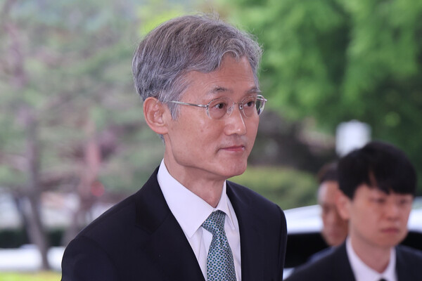 조희대 대법원장이 9일 서울 서초구 대법원으로 출근하고 있다.  ⓒ연합뉴스