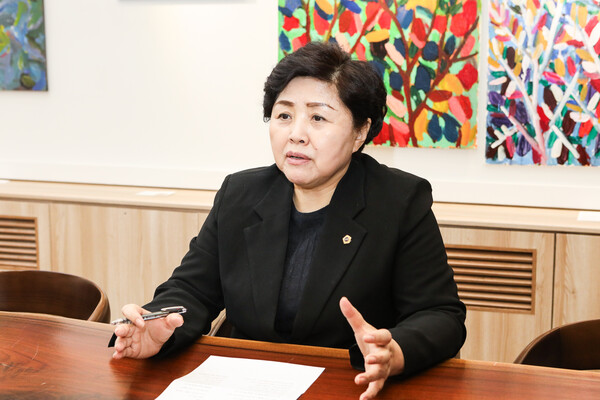 4월 29일 서울시의회 본관에서 여성신문과 인터뷰를 진행하고 있는 김영옥 보건복지위원장. ⓒ손상민 사진기자