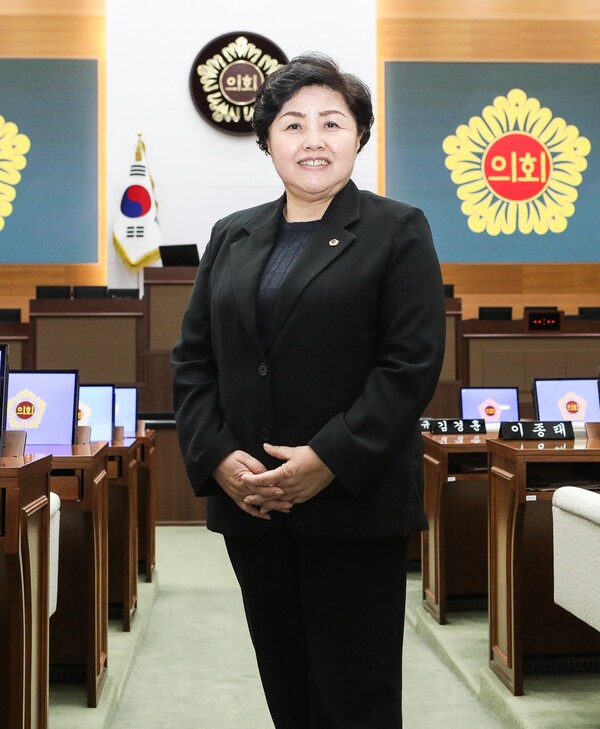 여성신문과의 인터뷰를 마치고 서울시의회 본회의장에서 포즈를 취하고 있는 김영옥 보건복지위원장. ⓒ손상민 사진기자