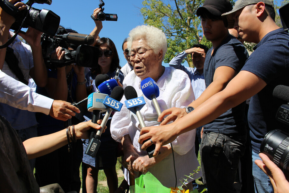 일본군 위안부 참상을 증언하기 위해 미국을 방문 중인 이옥선·강일출 할머니가 2014년 7월 24일(현지시각) 캘리포니아주 글렌데일시 시립공원에 세워진 `평화의 소녀상'을 찾아 기자들의 질문에 답하고 있다. ⓒ연합뉴스