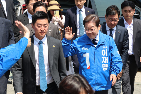 더불어민주당 이재명 대선 후보가 보수의 텃밭으로 불리는 대구·경북(TK) 지역 유세에 나선 13일 경북 구미시 구미역광장에서 시민들에게 인사하고 있다. ⓒ연합뉴스