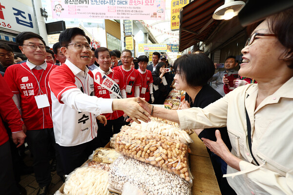 국민의힘 김문수 대선 후보가 13일 울산 뉴코아아울렛 인근 시장에서 지지를 호소하고 있다. ⓒ연합뉴스