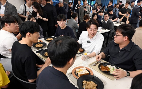 개혁신당 이준석 대선 후보가 13일 '학식먹자 이준석' 행사가 열린 대구 경북대학교에서 학생들과 학식을 먹으며 대화하고 있다. ⓒ연합뉴스