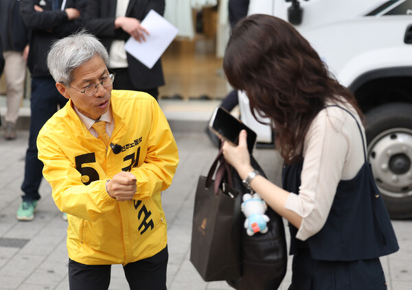 민주노동당 권영국 대선 후보가 13일 오전 서울 성북구 성신여대입구역 인근에서 시민들에게 인사하고 있다. ⓒ연합뉴스