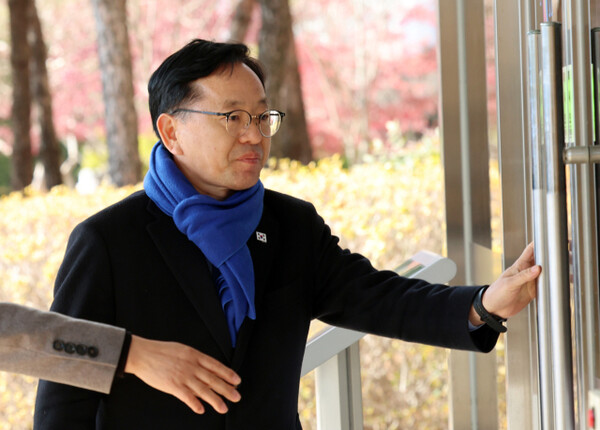 공직선거법 위반 혐의로 기소된 김문수 더불어민주당 의원이 지난 1월9일 오후 전남 순천시 광주지법 순천지원에서 열리는 1심 선고 공판에 출석하며 법정으로 향하고 있다. 김 의원은 벌금 90만원을 선고받아 당선무효형을 면했다. 사진은 기사와 직접적 연관이 없음. ⓒ연합뉴스