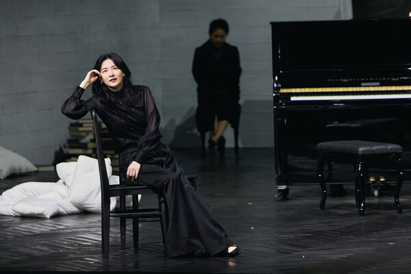 이영애 ‘헤다 가블러’ 공연 장면. ⓒLG아트센터