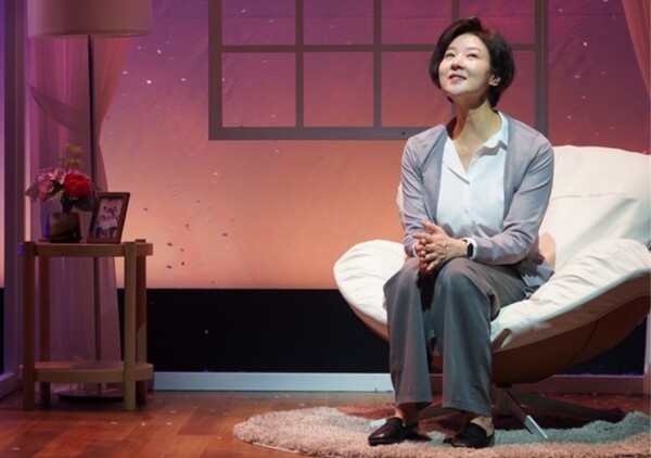 송선미 ‘분홍 립스틱’ 공연 장면. ⓒ문컴퍼니