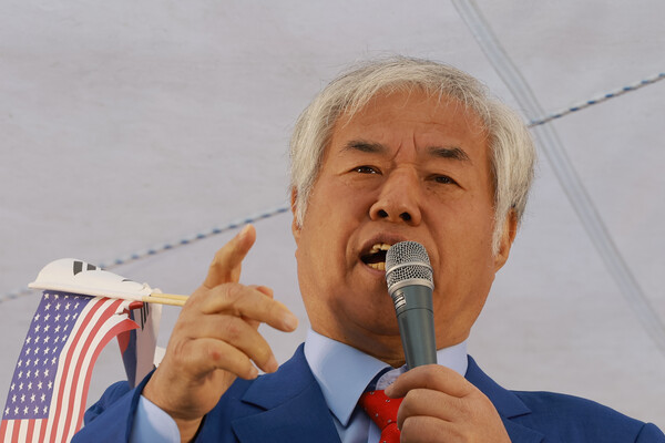 전광훈 사랑제일교회 목사가 4월 5일 서울 세종대로에서 대한민국바로세우기국민운동본부가 연 광화문 국민대회에 참석해 발언하고 있다. ⓒ연합뉴스