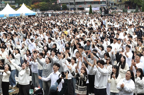 지난해 10월 27일 오후 서울 중구 서울광장 일대에서 개신교계 임의 단체인 '한국교회 200만 연합예배 및 큰 기도회 조직위원회'가 동성결혼 합법화와 차별금지법 제정 반대를 촉구하는 집회를 열고 있다.  ⓒ연합뉴스