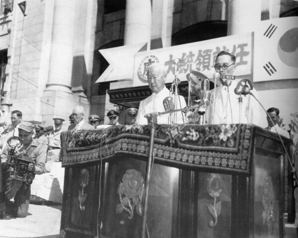 1948년 7월 24일 서울 중앙청 앞 광장에서 열린 이승만 초대 대통령 취임식. ⓒ 대통령기록관