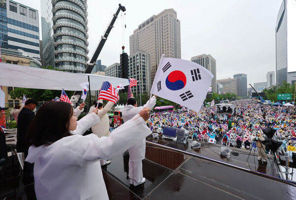 지난 10일 서울 광화문 세종대로사거리에서 전광훈 사랑제일교회 목사가 이끄는  대한민국바로세우기운동본부(대국본) 주최로 열린 광화문 국민대회에서 참가자들이 태극기를 흔들고 있다. ⓒ연합뉴스
