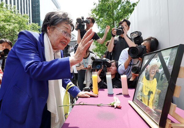 일본군 위안부 피해자 이용수 할머니가 14일 서울 종로구 주한일본대사관 인근에서 열린 '1700차 일본군 성노예제 문제 해결을 위한 정기 수요시위'에서 고 이옥선 할머니의 영정 사진을 향해 손을 흔들고 있다. ⓒ연합뉴스