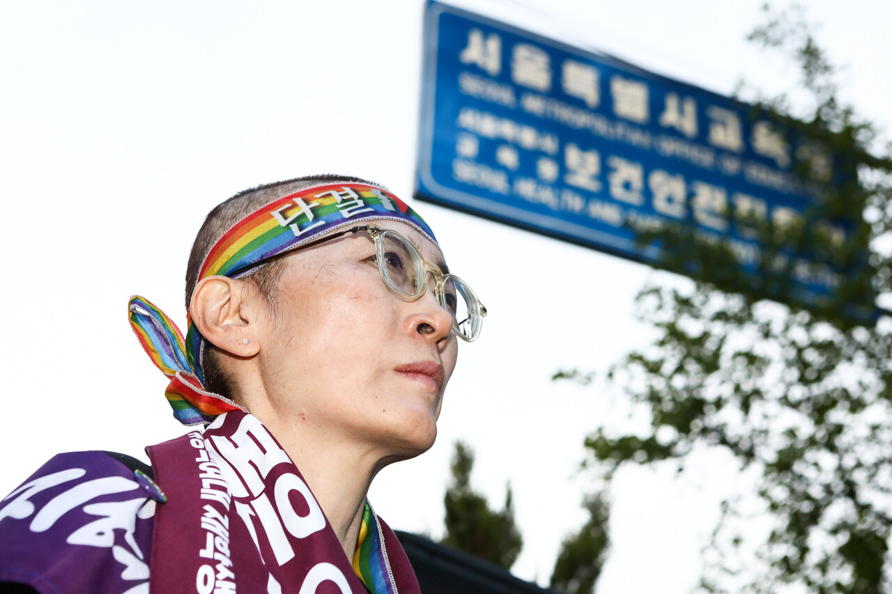 14일 서울 종로구 서울시교육청 앞에서 진행된 ‘지혜복 교사 부당 해임 철회와 A학교 성폭력 사안의 온전한 해결을 위한 제11차 집중 집회’에서 지혜복 교사가 삭발을 마치고 교육청을 바라보고 있다. ⓒ손상민 사진기자