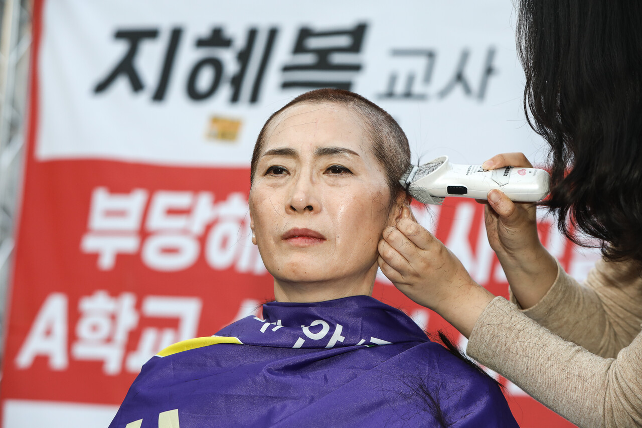 14일 서울 종로구 서울시교육청 앞에서 진행된 ‘지혜복 교사 부당 해임 철회와 A학교 성폭력 사안의 온전한 해결을 위한 제11차 집중 집회’에서 지혜복 교사가 삭발을 진행하고 있다. ⓒ손상민 사진기자