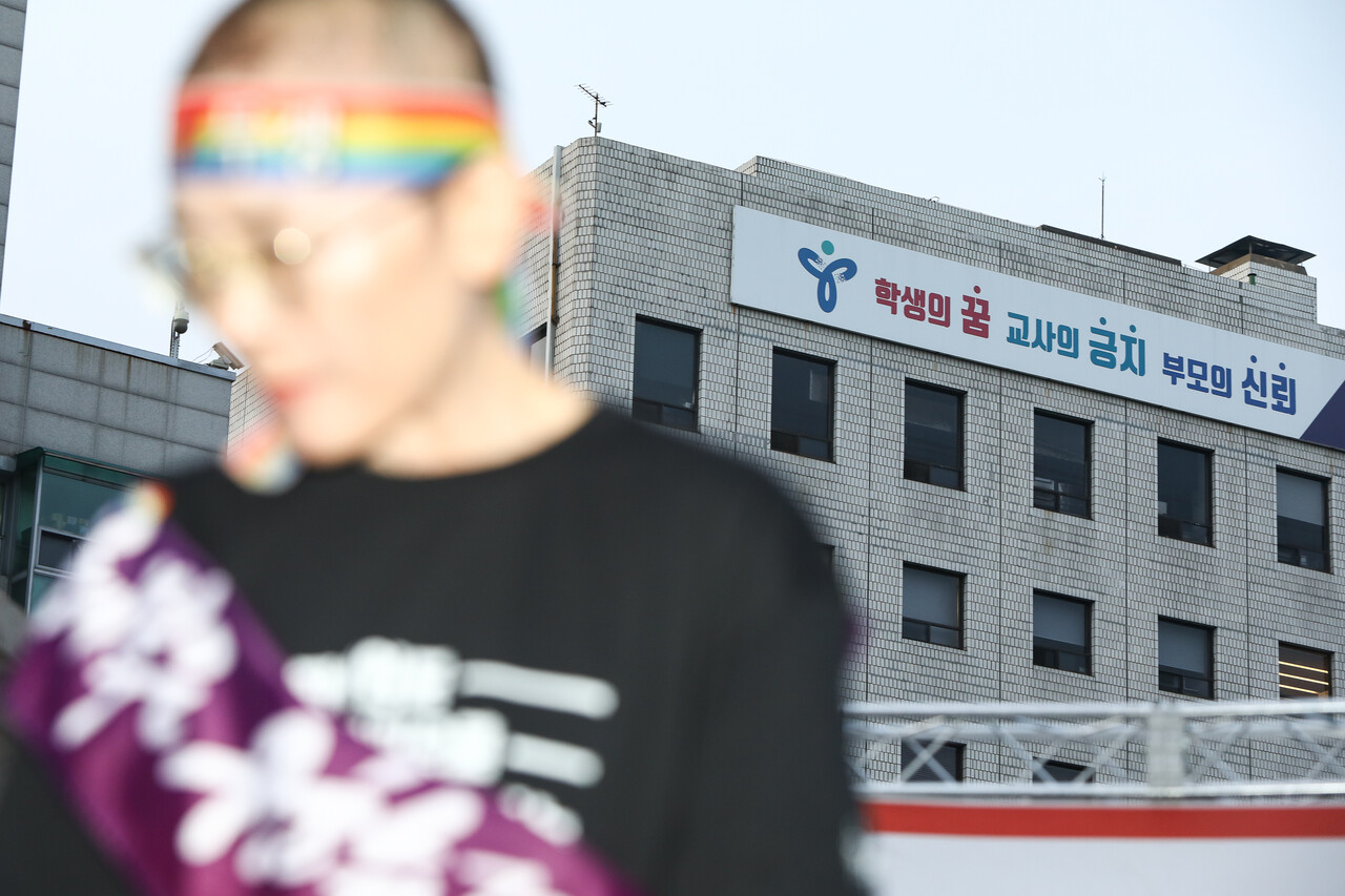 14일 서울 종로구 서울시교육청 앞에서 진행된 ‘지혜복 교사 부당 해임 철회와 A학교 성폭력 사안의 온전한 해결을 위한 제11차 집중 집회’에서 지혜복 교사가 삭발식을 마치고 발언하고 있다. ⓒ손상민 사진기자