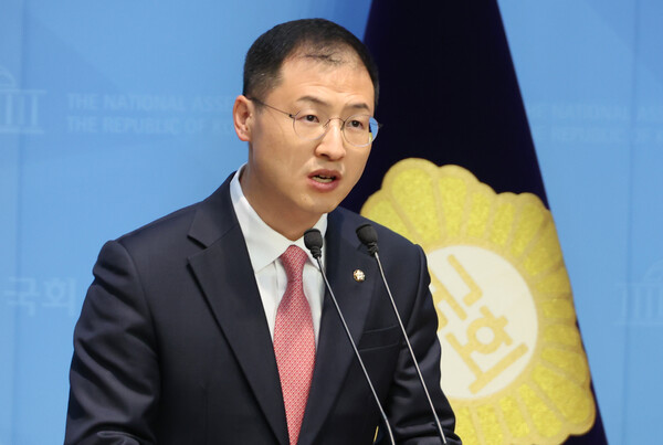 국민의힘을 탈당한 무소속 김상욱 의원이 15일 서울 여의도 국회 소통관에서 더불어민주당 이재명 대선 후보에 대한 지지 선언을 하고 있다. ⓒ연합뉴스