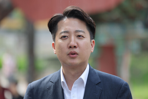 개혁신당 이준석 대선 후보가 14일 부산 금정구 범어사 안양암 방문을 마친 뒤 취재진 질문에 답하고 있다. ⓒ연합뉴스