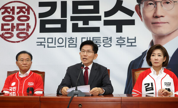 국민의힘 김문수 대선 후보가 15일 서울 여의도 국회에서 긴급 기자회견을 하고 있다. ⓒ연합뉴스
