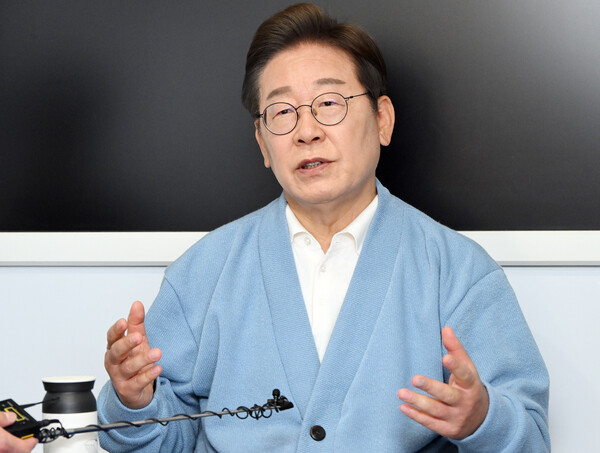 더불어민주당 이재명 대선 후보가 15일 경남 하동군 화개장터를 방문, 대형버스 안에 마련된 방송스튜디오에서 유튜브 라이브 방송을 마친 후 취재진과 인터뷰하고 있다. ⓒ연합뉴스(공동취재)