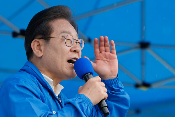 더불어민주당 이재명 대선 후보가 15일 전남 여수시 이순신 광장에서 열린 집중 유세에서 연설하고 있다.  ⓒ연합뉴스(공동취재)