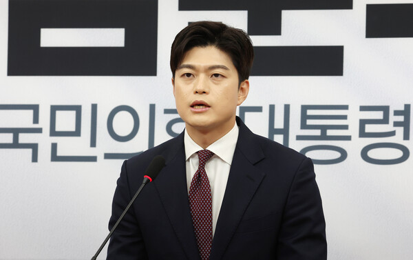 국민의힘 비상대책위원장으로 임명된 김용태 의원이 15일 국회에서 기자회견을 열고 발언하고 있다. ⓒ연합뉴스