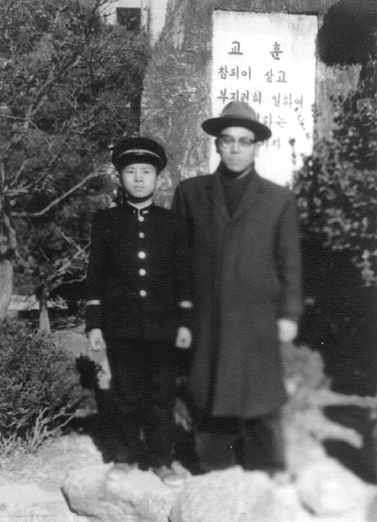 김문수 후보가 '마지막 봉건주의자'라고 했던 아버지와 함께 찍은 사진