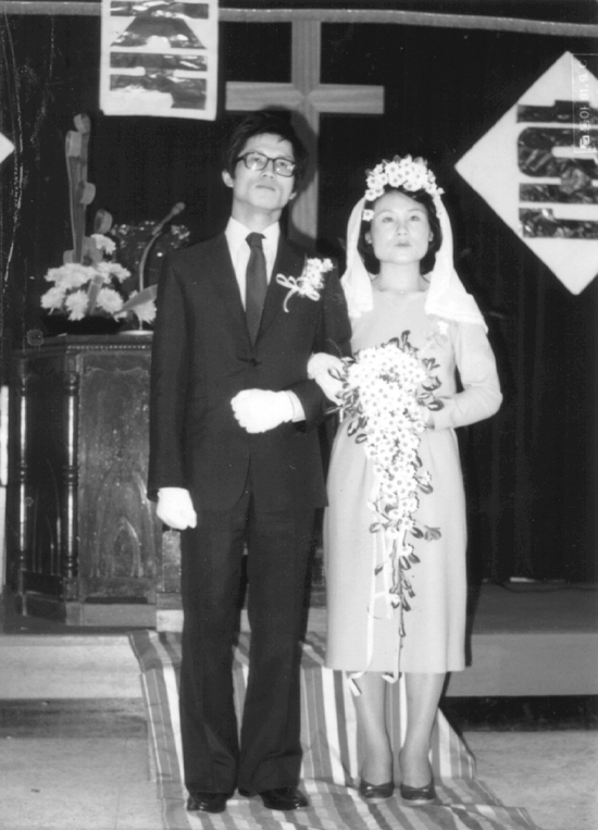 배우자 설난영 여사와의 결혼식. 웨딩드레스도 청첩장도 없었다고 한다.