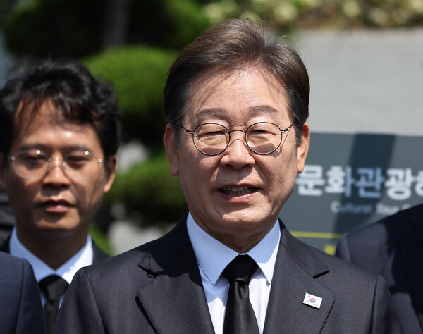 더불어민주당 이재명 대선후보가 14일 부산시 남구 유엔기념공원을 찾아 참배 후 취재진 질문에 답하고 있다. ⓒ연합뉴스