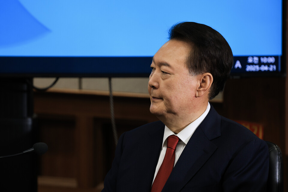 윤석열 전 대통령이 21일 서울 서초구 서울중앙지법에서 열린 내란 우두머리 혐의 형사재판 2차 공판에 출석해 있다. ⓒ연합뉴스(사진공동취재단)