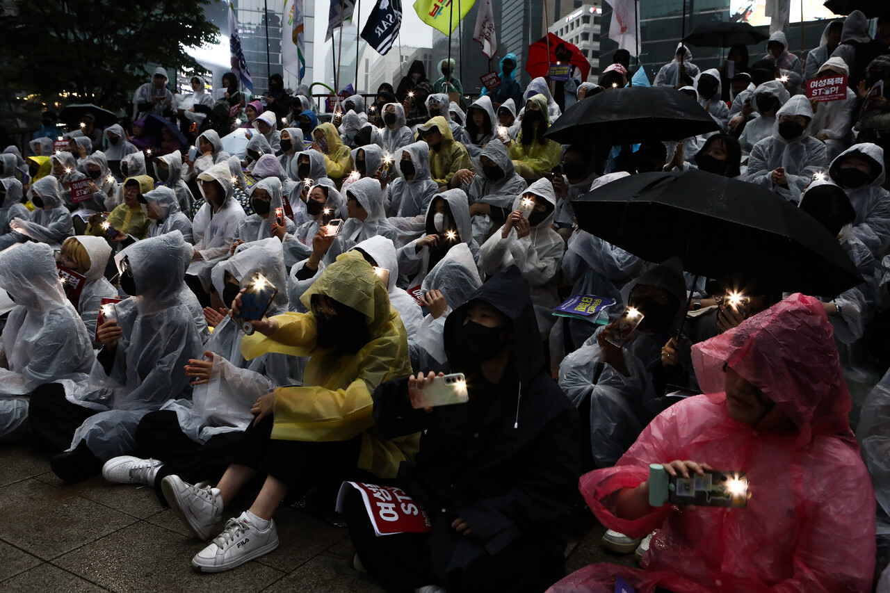 17일 서울 지하철 2호선 강남역 10번 출구 앞에서 젠더폭력해결 페미니스트 연대 등 92개 여성·시민단체가 주최한 ‘강남역 여성 살해사건 9주기 추모행동 - 우리는 지금보다 더 강하게’ 집회에서 참여자들이 노래를 부르며 핸드폰 플래시를 켜서 흔들고 있다. ⓒ손상민 사진기자