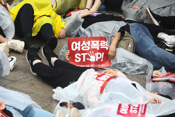 5월 17일 저녁 강남역 10번 출구 앞에서 서울여성회 등 87개 여성시민단체가 공동주최한 ‘강남역 여성살해사건 9주기 추모행동’에서 150여명의 시민이 다이인 퍼포먼스를 하고 있다.ⓒ손상민 사진기자