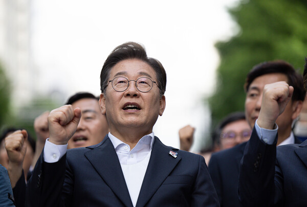 더불어민주당 이재명 대선후보가 17일 광주광역시 동구 금남로에서 열린 5·18 광주민주화운동 45주기 전야제에 참석해 임을 위한 행진곡을 제창하고 있다. ⓒ연합뉴스(공동취재)