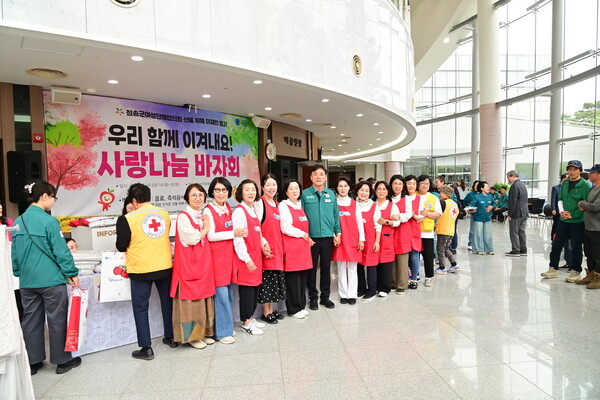 청송군여성단체협의회가 지난 16일 ‘산불 피해 이재민 돕기 사랑나눔 바자회’를 개최했다. ⓒ청송군