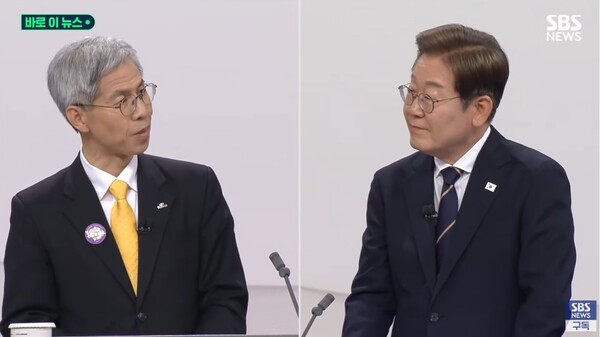  이재명 더불어민주당 후보와 권영국 민주노동당 후보가 18일 서울 마포구 SBS프리즘타워에서 열린 중앙선거방송토론위원회 주관 제21대 대통령선거 후보자토론회에서 공방을 벌였다.ⓒ중앙선거관리위원회 유튜브 캡처.