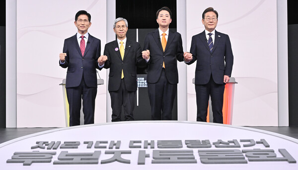 (왼쪽부터)김문수 국민의힘·권영국 민주노동당·이준석 개혁신당·이재명 더불어민주당 대선후보가 18일 서울 마포구 상암동 SBS 프리즘센터 스튜디오에서 열린 첫 TV토론회 시작에 앞서 기념촬영을 하고 있다. ⓒ연합뉴스