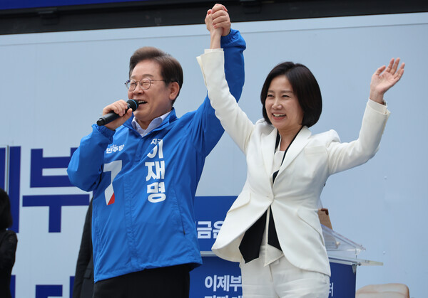 더불어민주당 이재명 대선 후보가 19일 서울 영등포구 타임스퀘어에서 열린 유세에서 허은아 전 개혁신당 대표와 함께 손을 잡고 포즈를 취하고 있다. ⓒ연합뉴스